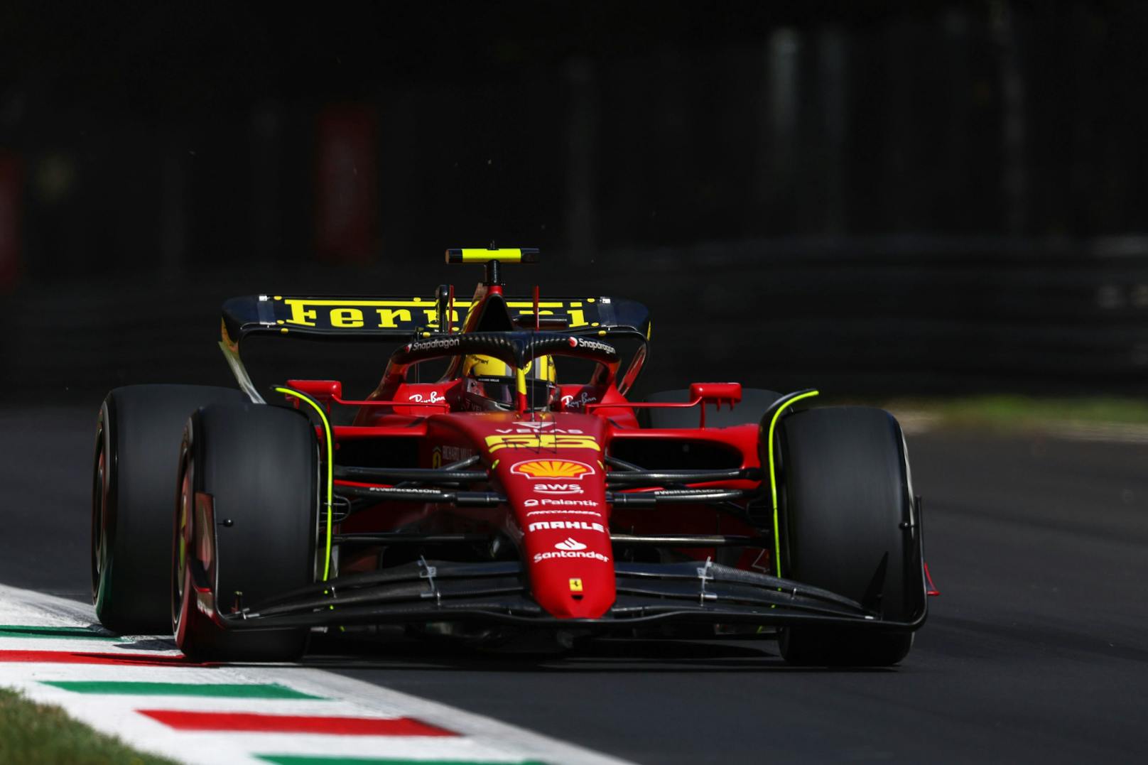 Ferrari dominiert das erste freie Training in Monza. 