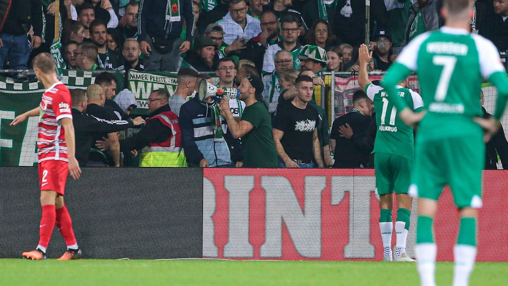 Die Fans von Werder Bremen standen nach dem vergebenen Elfmeter in der Nachspielzeit bereits hinter dem Augsburger Tor. 