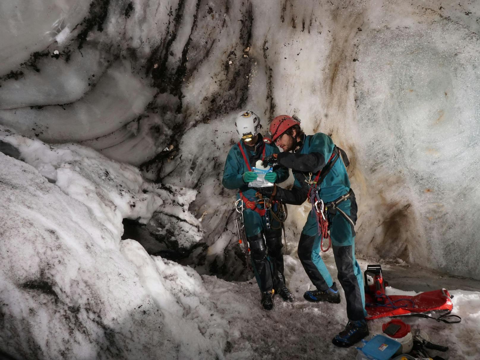 Charlotte Honiat und Tanguy Racine vom Institut für Geologie verpacken im Tiroler Guffert-Eisschacht Eisproben für die weitere Analyse im Labor.
