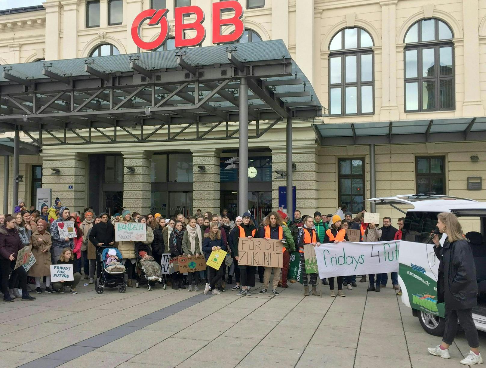 Eine Demonstration am Freitag, 29. November 2019, anlässlich des 4. Weltweiten Klimastreiks der Plattform "FridaysForFuture" in St. Pölten.
