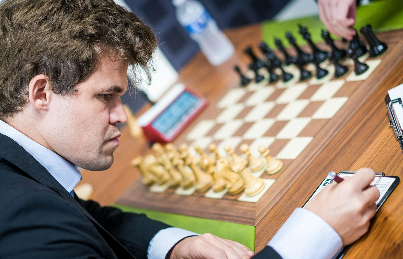 Offenbar soll er den Schach-Weltmeister Magnus Carlsen mit der Hilfe von Analperlen besiegt haben.