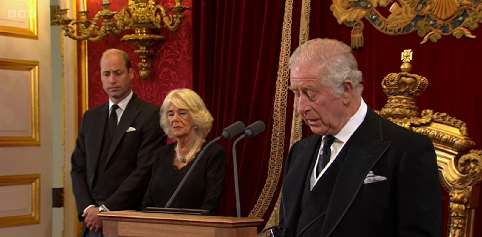 Er wird begleitet von seiner Ehefrau Camilla, Queen Consort und seinem Sohn Prinz William, Prinz of Wales.