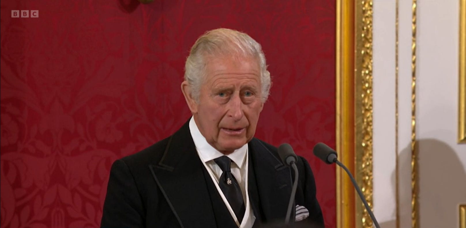 Der König spricht in seiner Rede über seine verstorbene Mutter, Queen Elizabeth II. und bedankt sich bei dem Volk für die Anteilnahme.