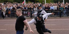 Chaos bei Charles-Auftritt – Polizei ringt Mann nieder