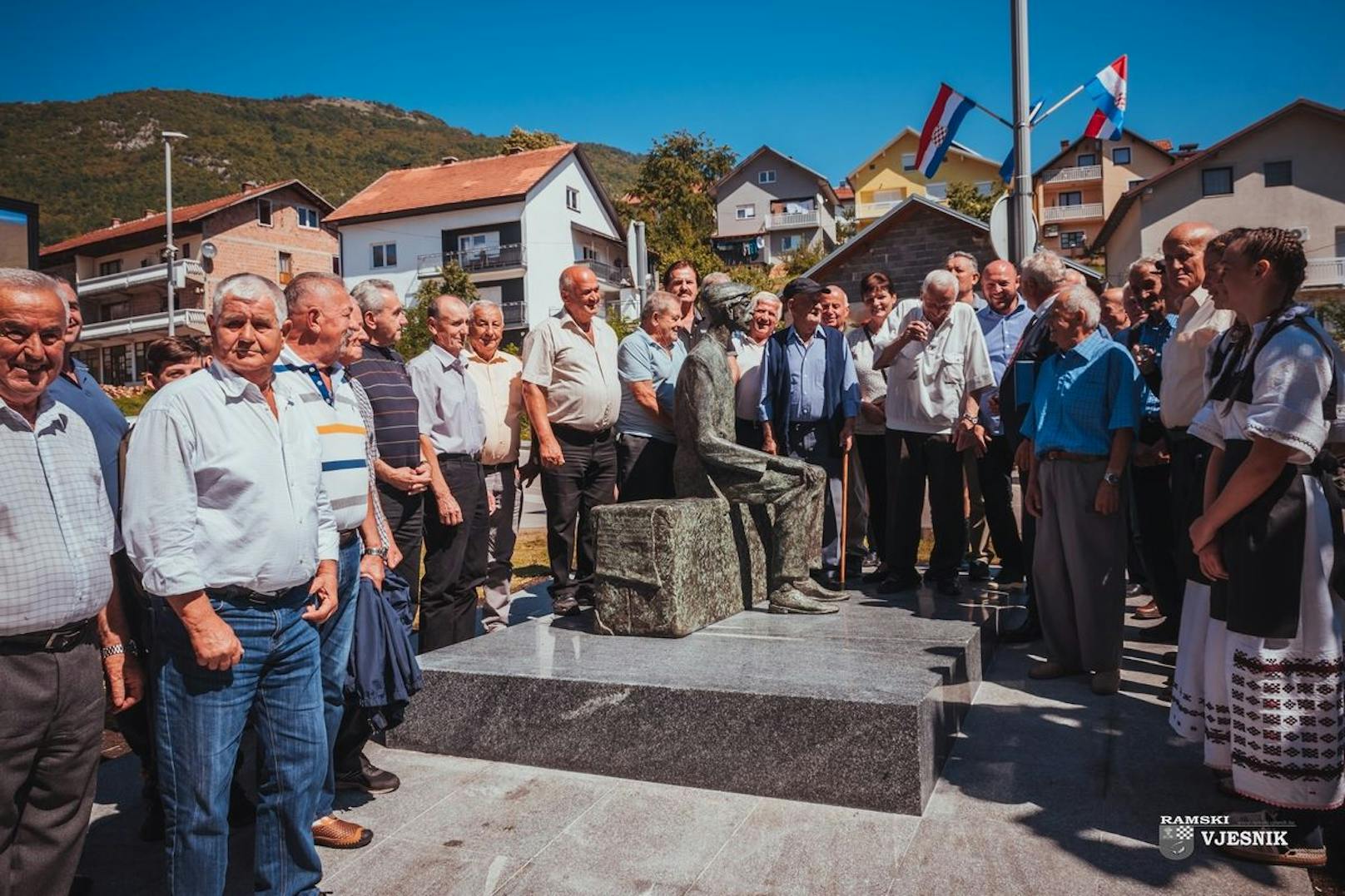 Am Dienstag wurde in einem bosnischen Ort eine besondere Statue enthüllt.