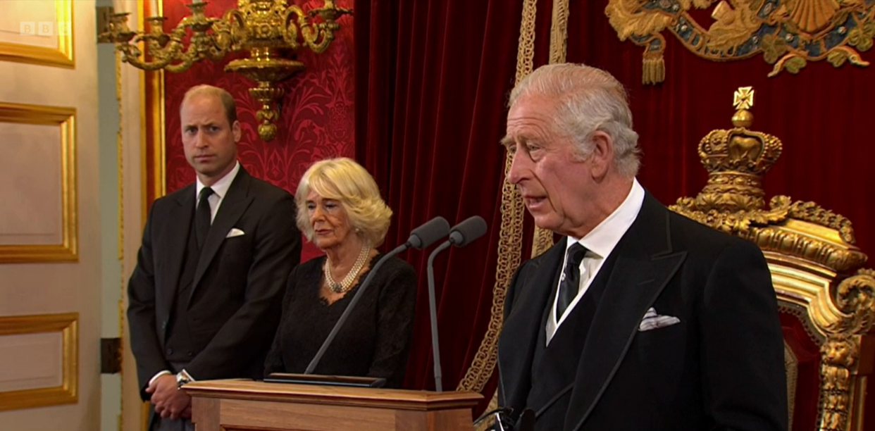 König Charles III. bei seiner Proklamation. Auch seine Ehefrau Camilla und sein Sohn William sind dabei.