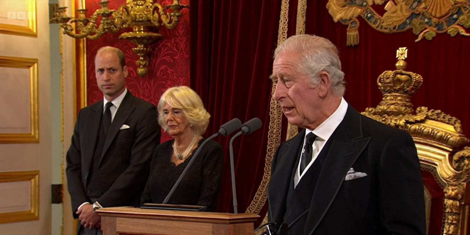 König Charles III. bei seiner Proklamation. Auch seine Ehefrau Camilla und sein Sohn William sind dabei.