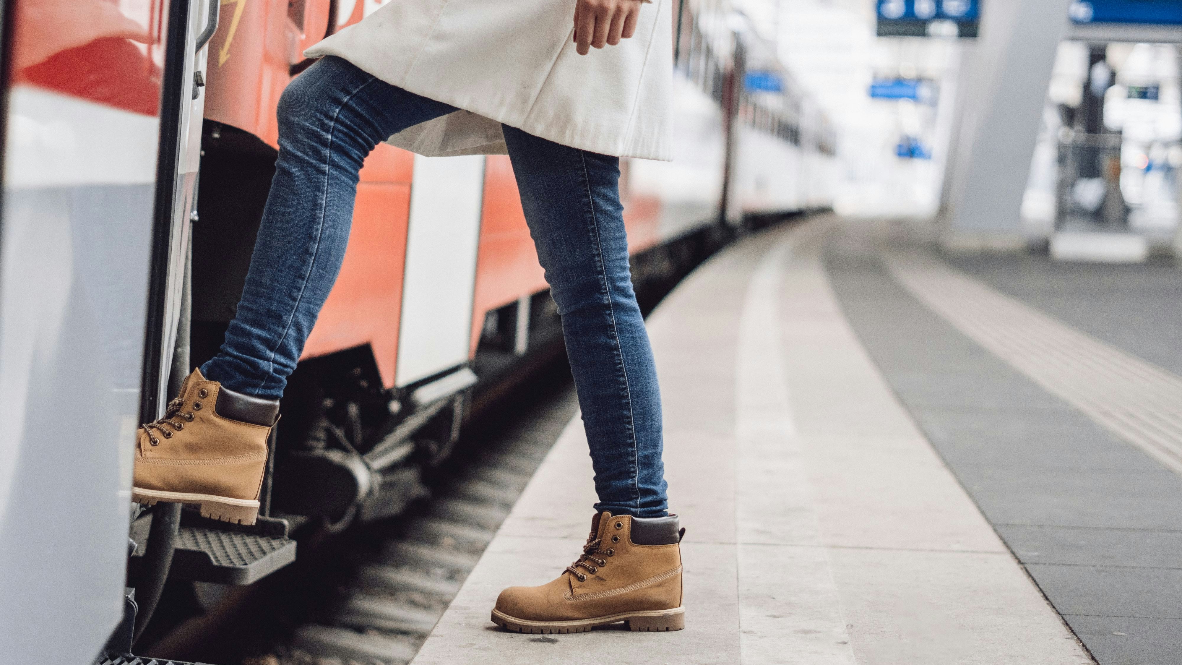 Eine Frau besteigt einen Zug. Symbolbild. 