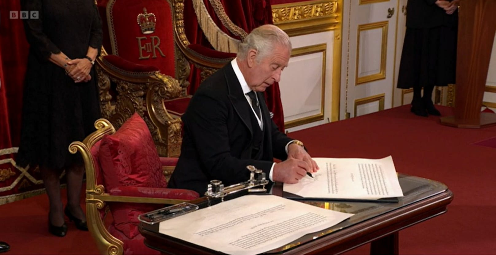 Danach unterschreibt der britische Monarch die Proklamation.