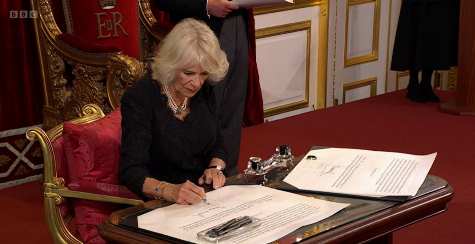Auch die Queen Consort unterschreibt das Dokument.