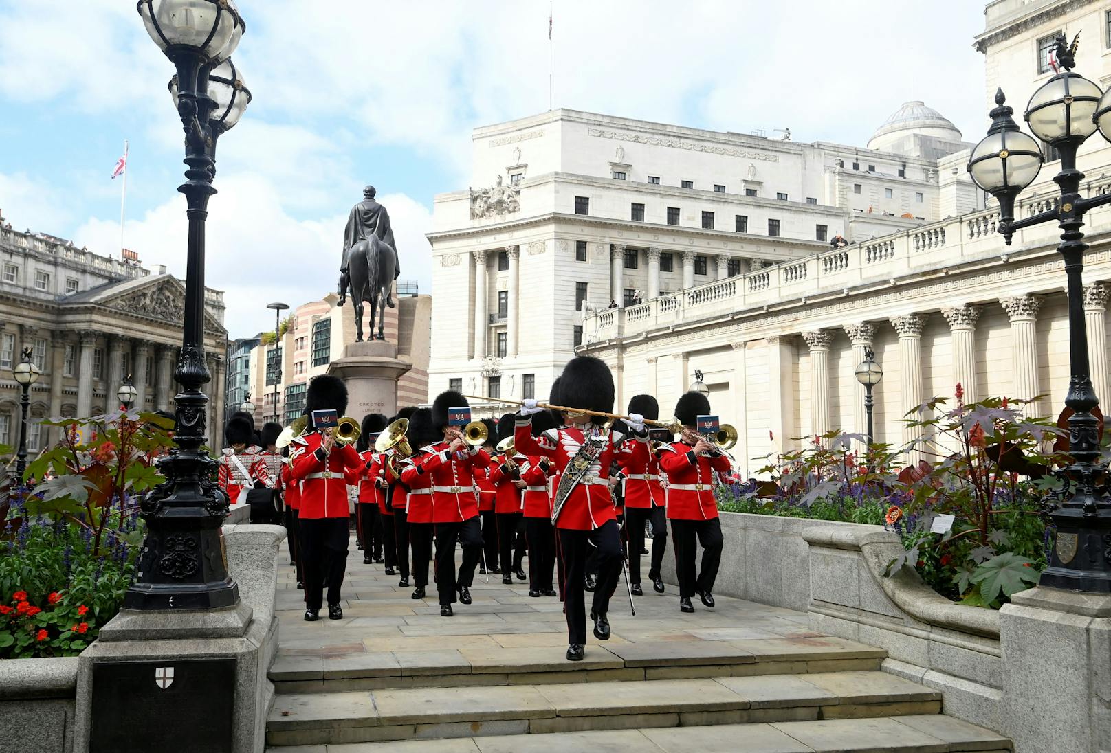 Die Wachen marschieren zur Stadtproklamation des britischen Königs Charles.
