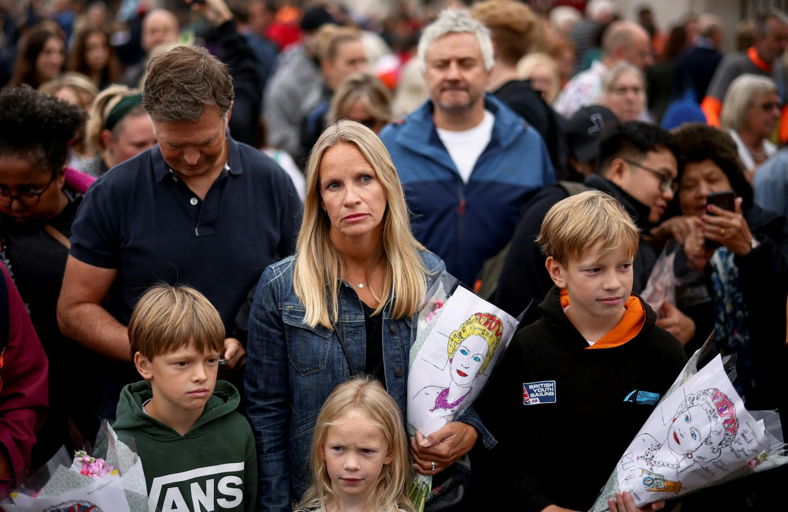 Das britische Volk versammelt sich vor dem Buckingham Palace. Die Trauer im Volk ist groß.