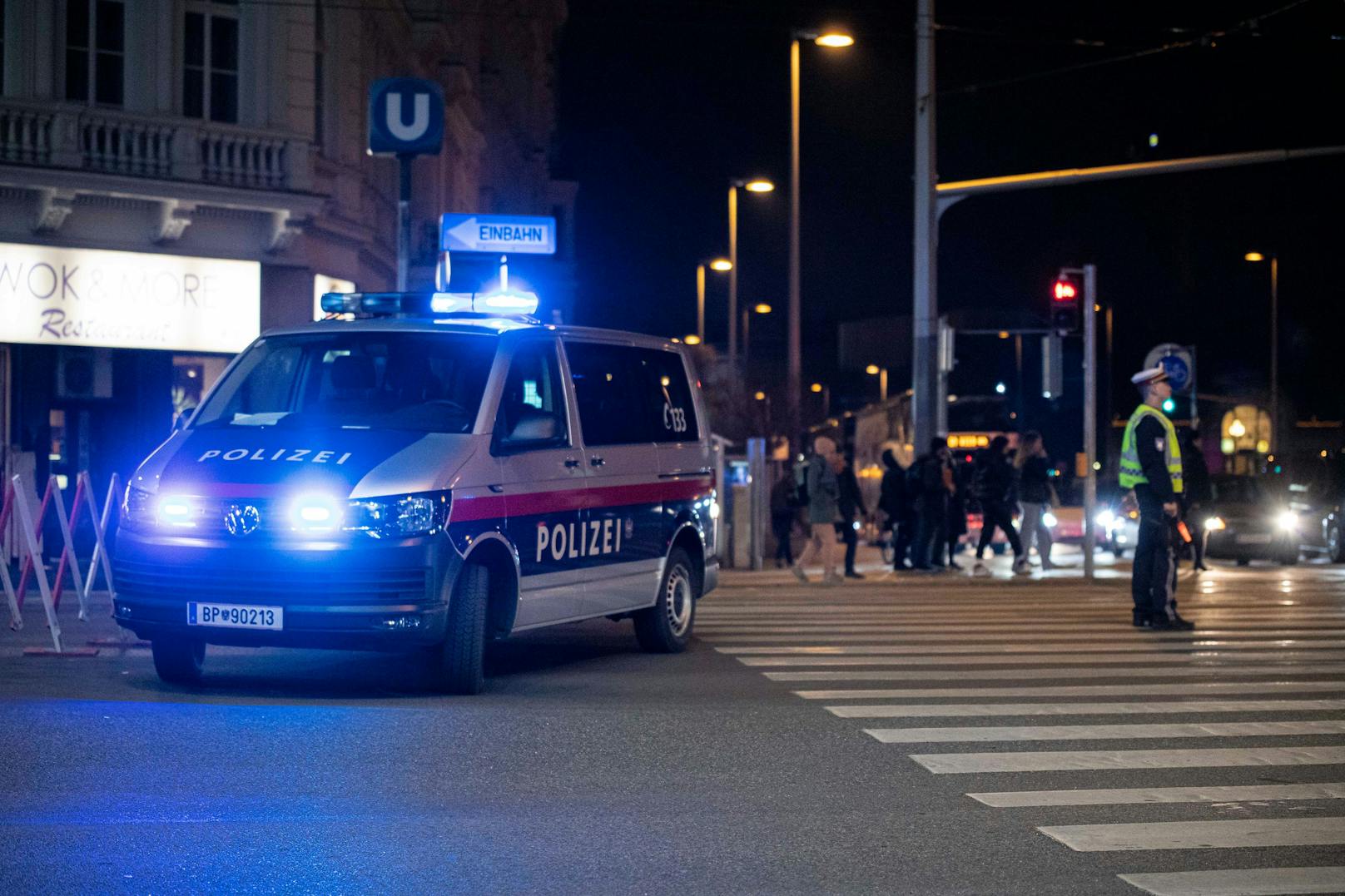 Ein Polizeifahrzeug in Wien im Einsatz. In der Leopoldstadt entdeckten die Beamten eine Leiche.