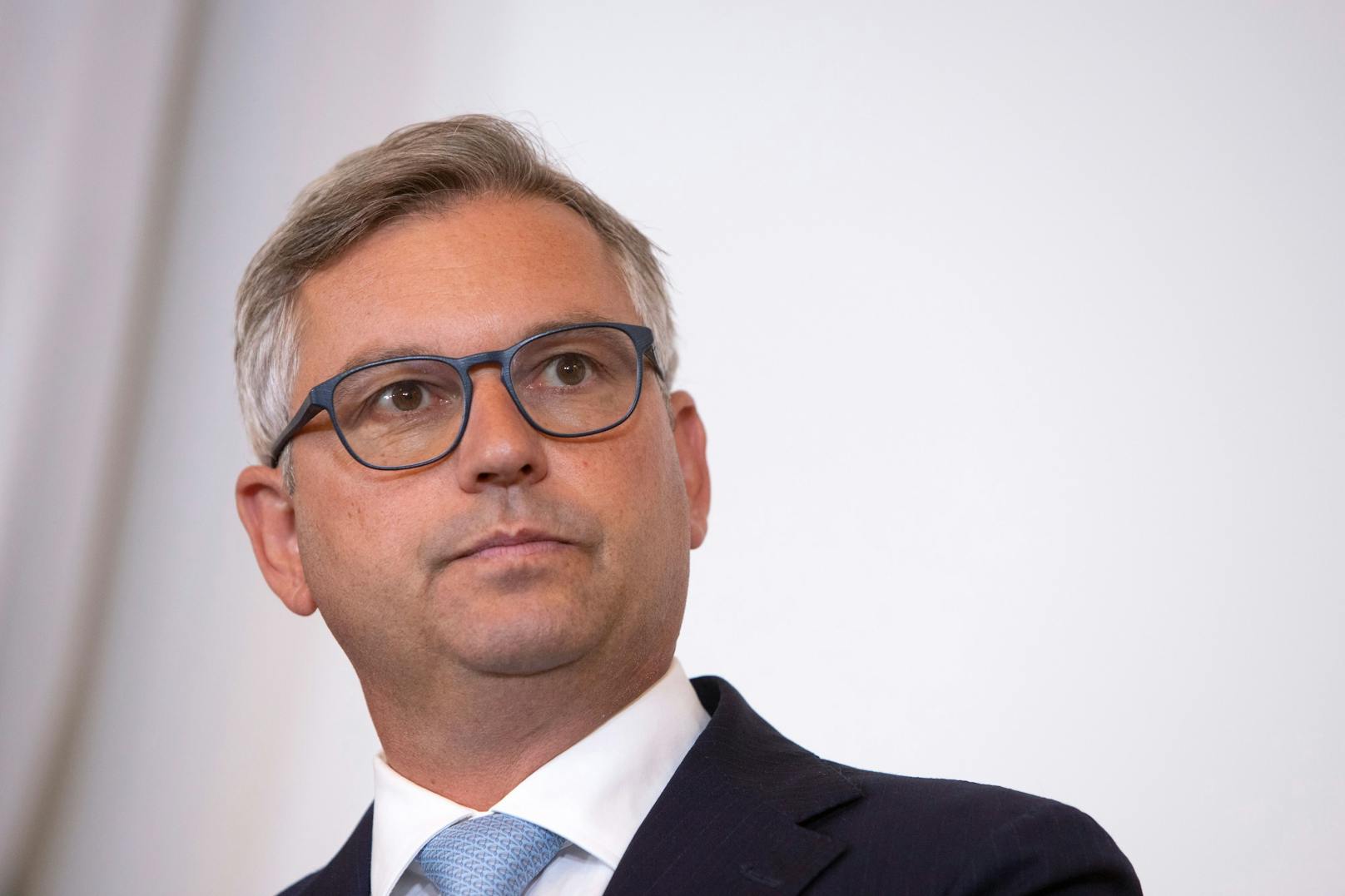 Finanzminister Magnus Brunner erklärt Österreichern die Krise nun im Podcast-Format.