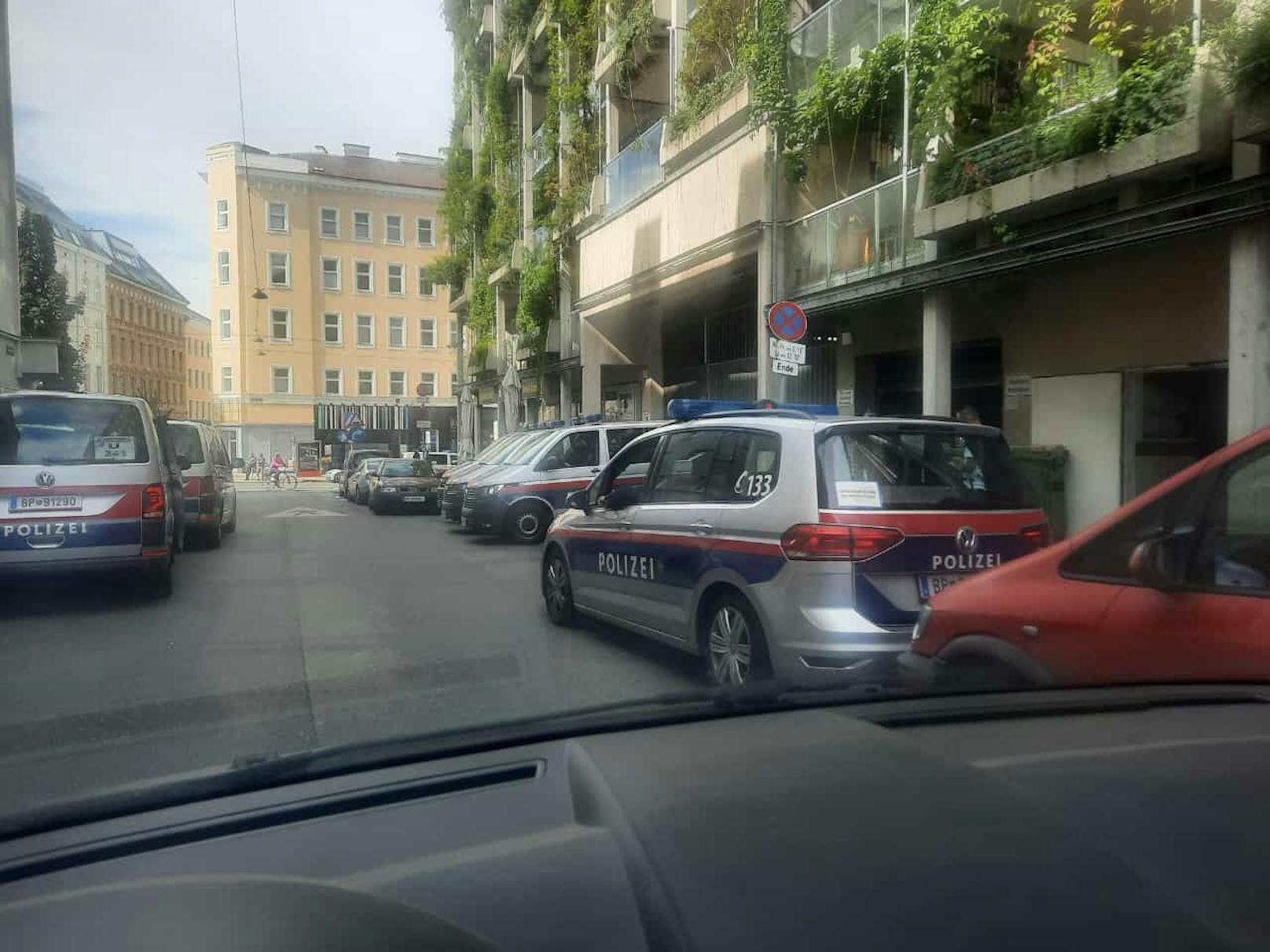 Die Einsatzkräfte der Wiener Polizei sind vor Ort ...