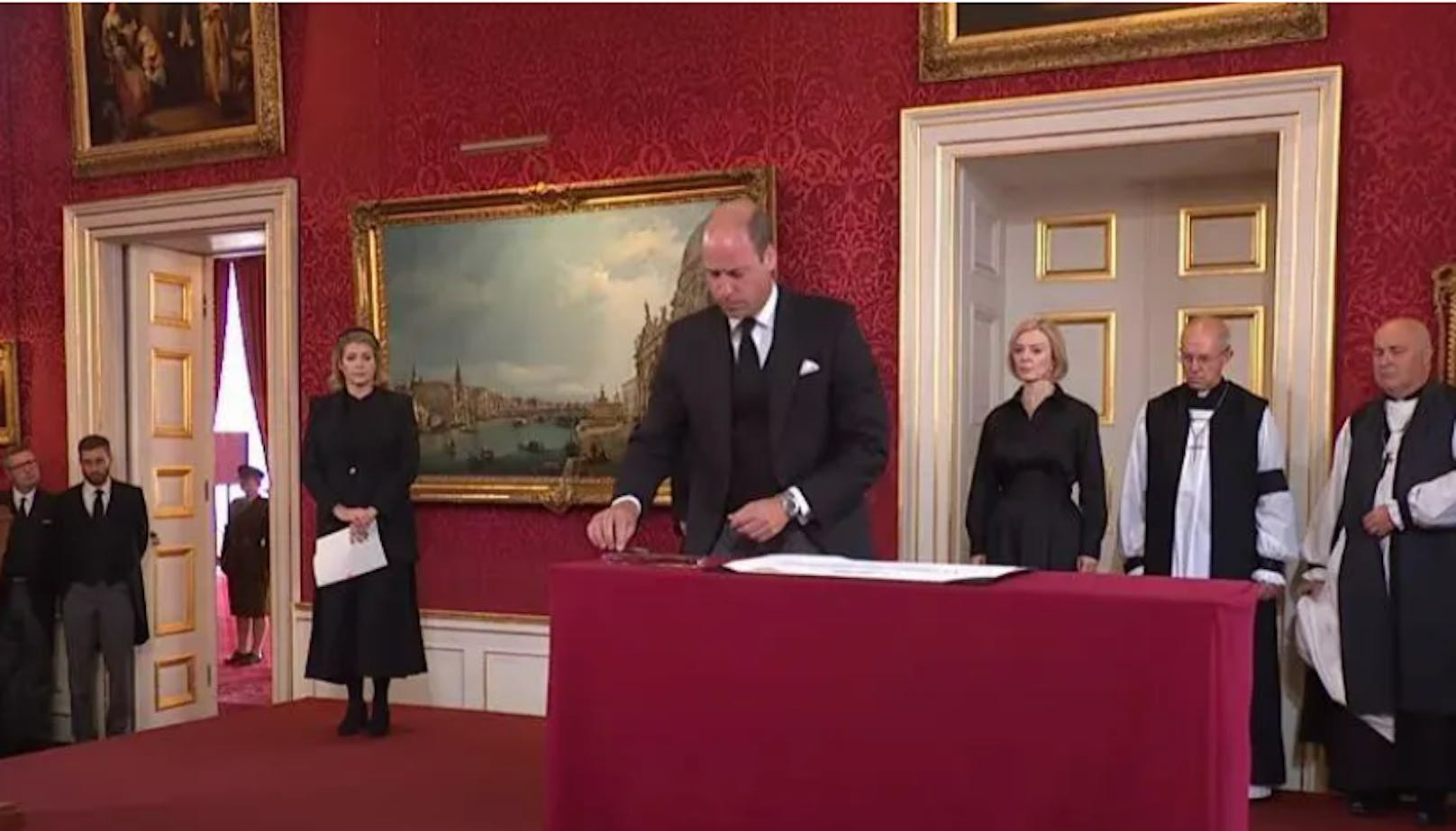 Prinz William unterschreibt als erster die Proklamation.