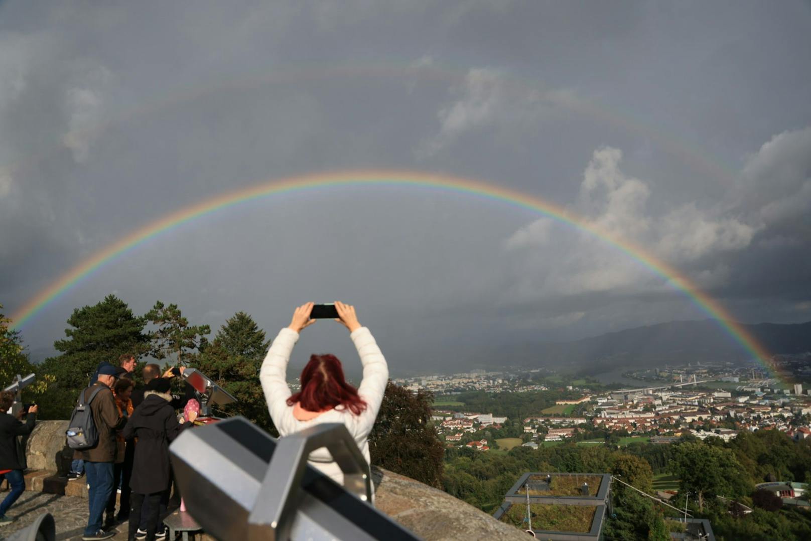 In Linz sorgte am Sonntagnachmittag ein Regenbogen für viel Aufsehen. Zahlreiche Menschen fotografierten das Naturschauspiel.