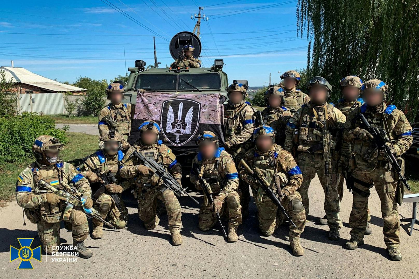 Ukrainische Soldaten haben die Russen in die Flucht geschlagen – die Invasoren mussten Waffen und Gerät zurücklassen.