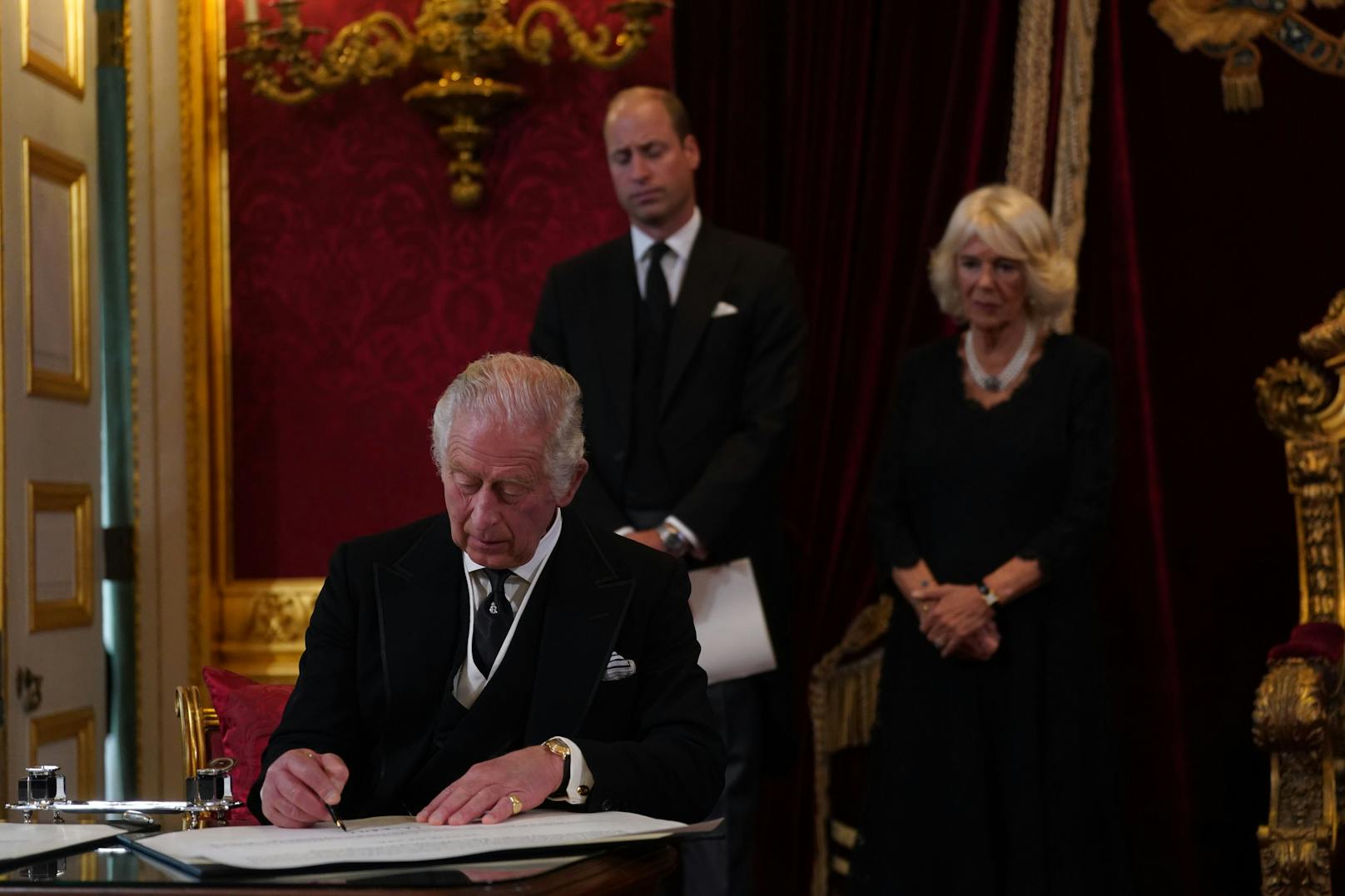 King Charles unterschreibt die Proklamation. Hier ist der Schreibtisch schon aufgeräumt.