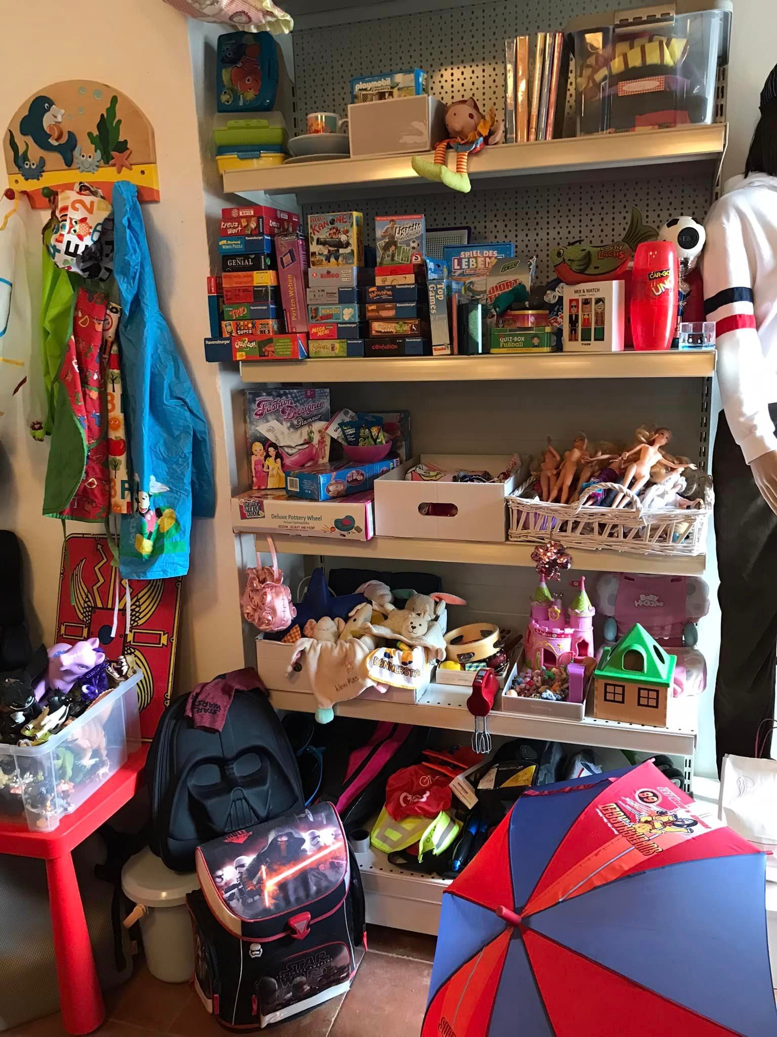 Gebrauchte, aber noch schöne Ware wird in Mank gegen Spenden weitergegeben.