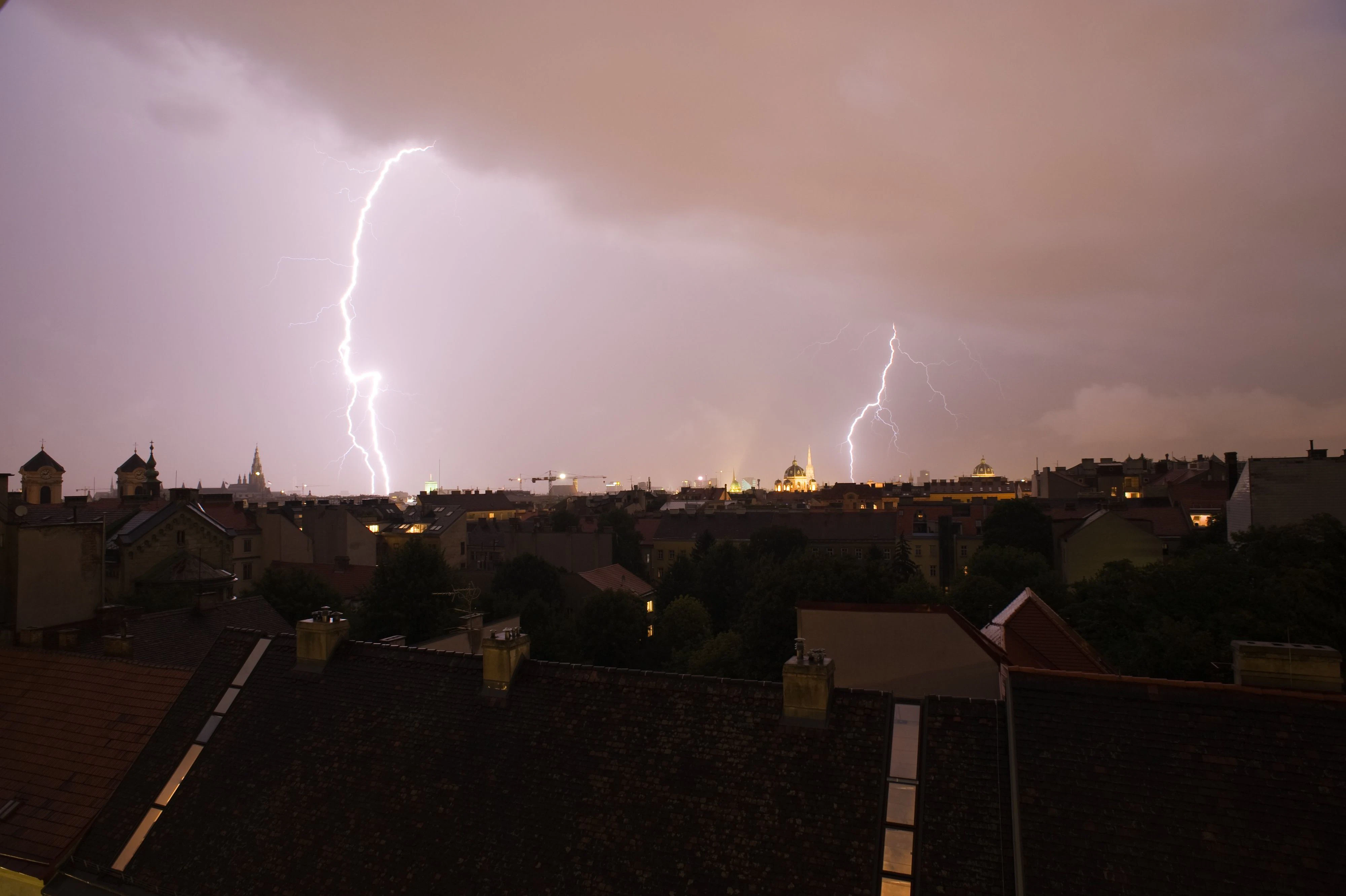 Gewitter-Alarm über der Bundeshauptstadt, Sonntagnachmittag traf eine massive Unwetterfront ein.