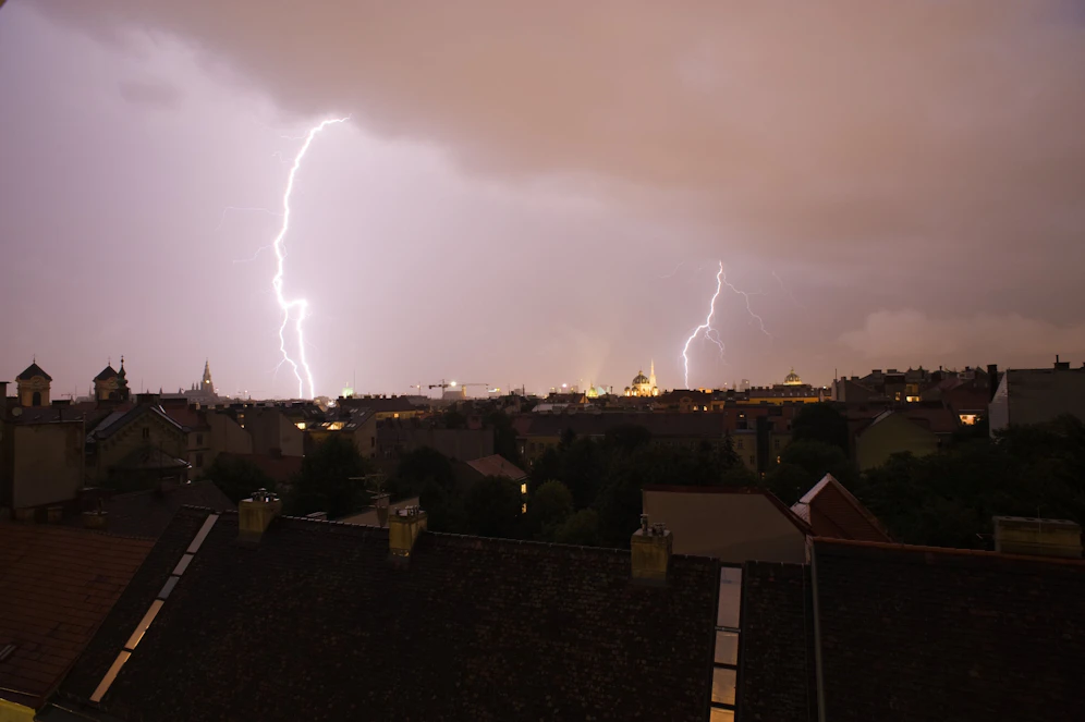 Gewitter-Alarm über der Bundeshauptstadt, Sonntagnachmittag traf eine massive Unwetterfront ein.