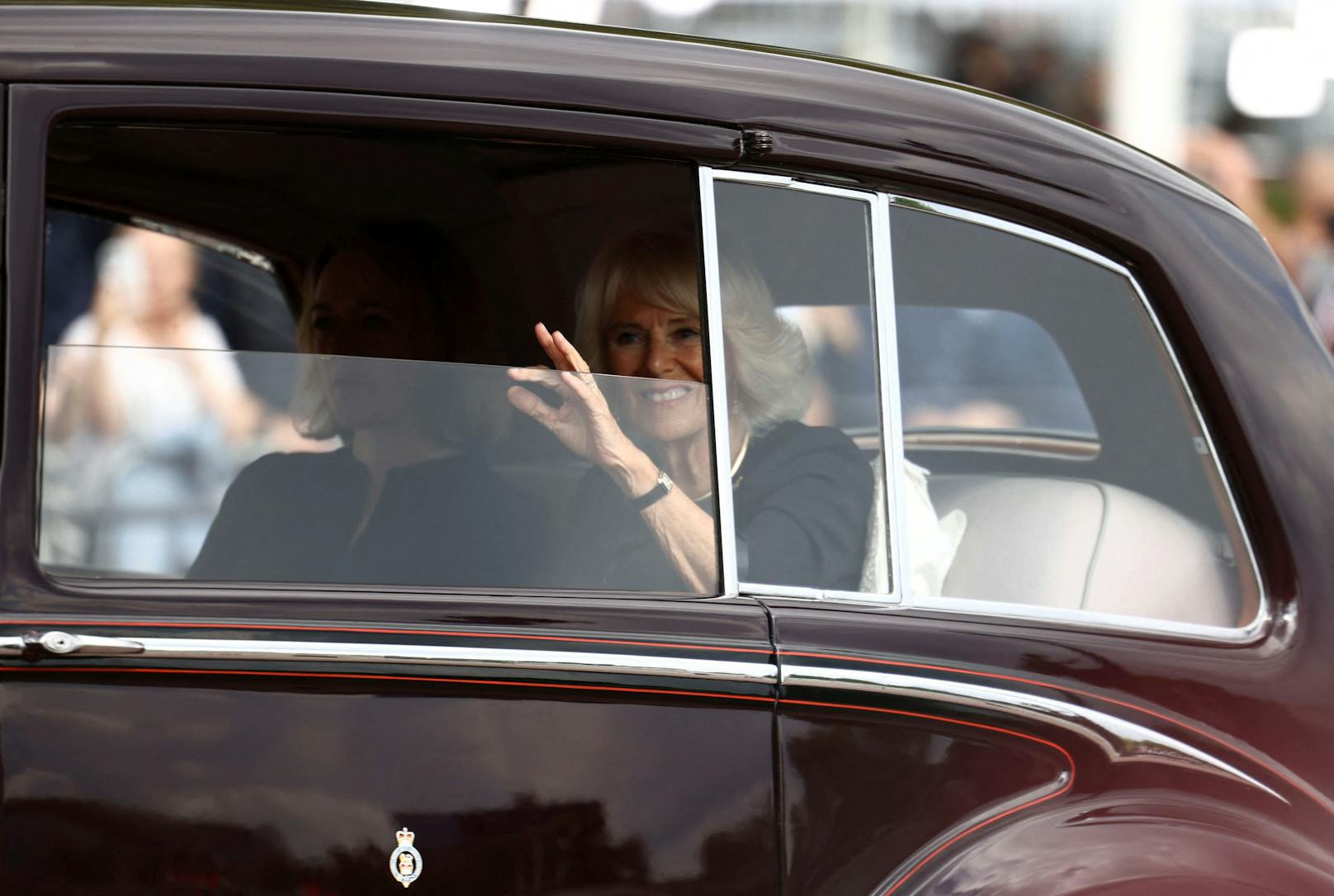Auch seine Ehefrau Camilla trifft beim Buckingham Palace ein.