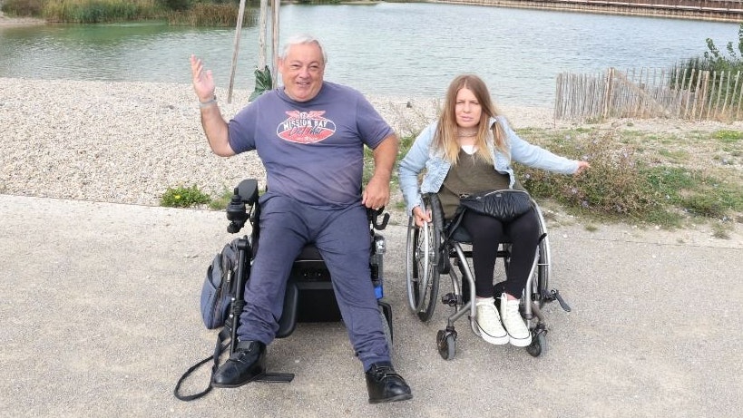 Harald (60) und Christine (36) starten eine Unterschriftenaktion: Sie fordern einen barrierefreien Zugang zum Asperner Badeteich.