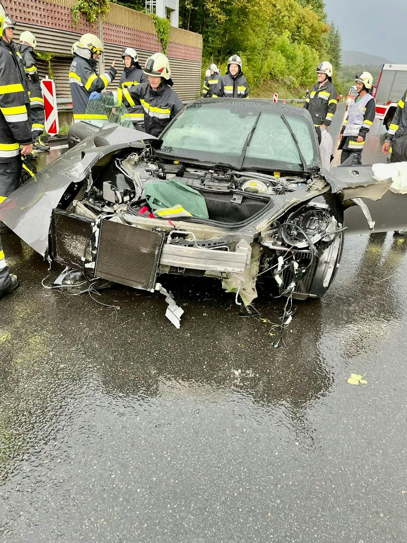 Wiener schrottet Luxus-Porsche auf A2 – Totalschaden