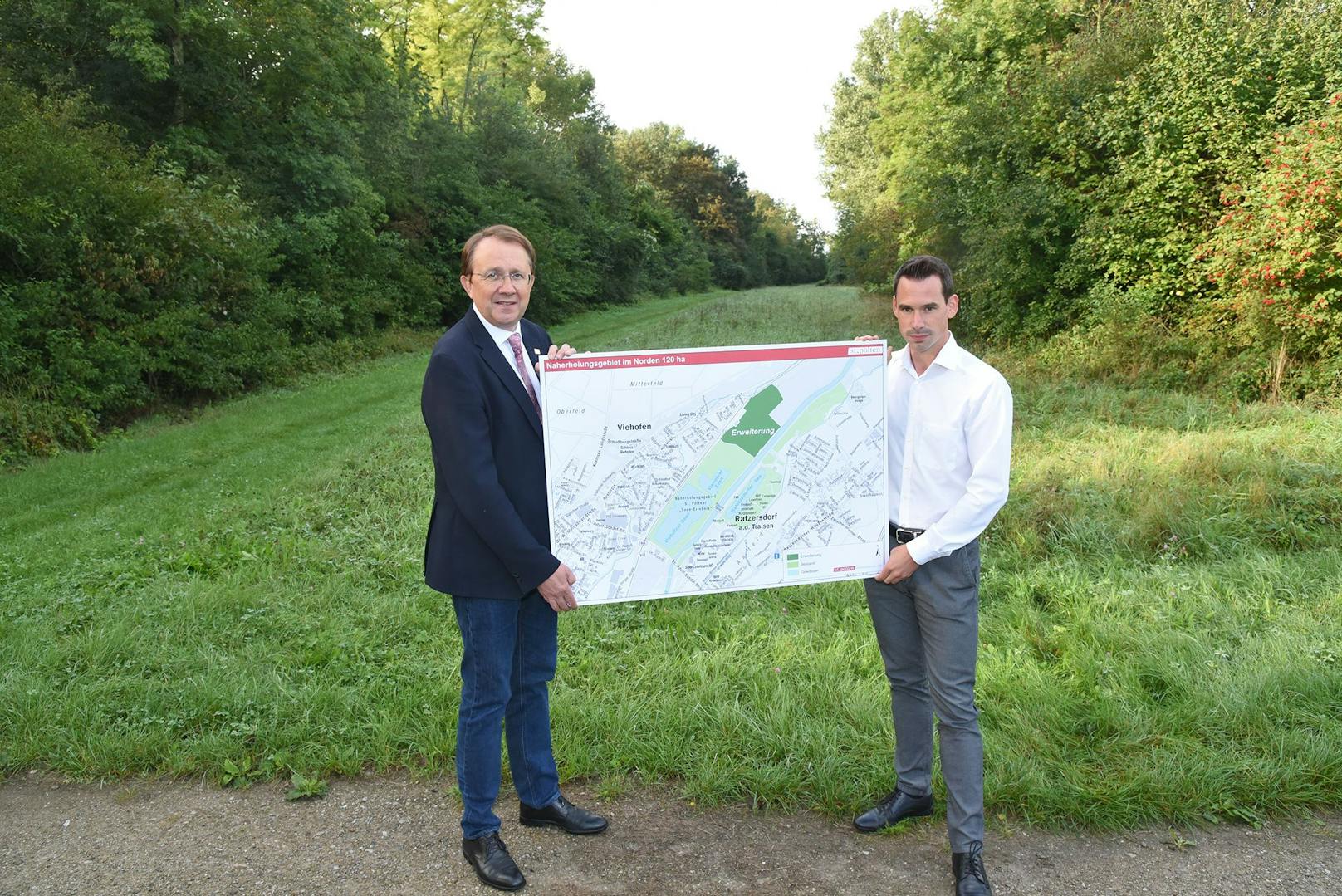 Bürgermeister Matthias Stadler und Josef Böck von der Gutsverwaltung Trauttmansdorff besichtigten die 243.000 Quadratmeter großen Grünflächen in Viehofen.