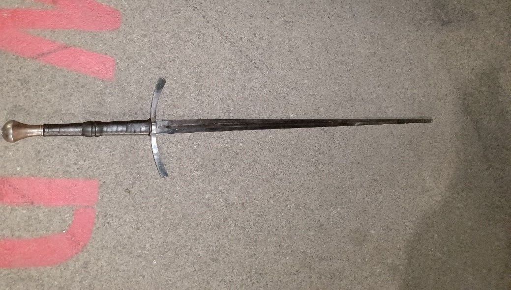 Dieses Schwert stellten die Beamten sicher.