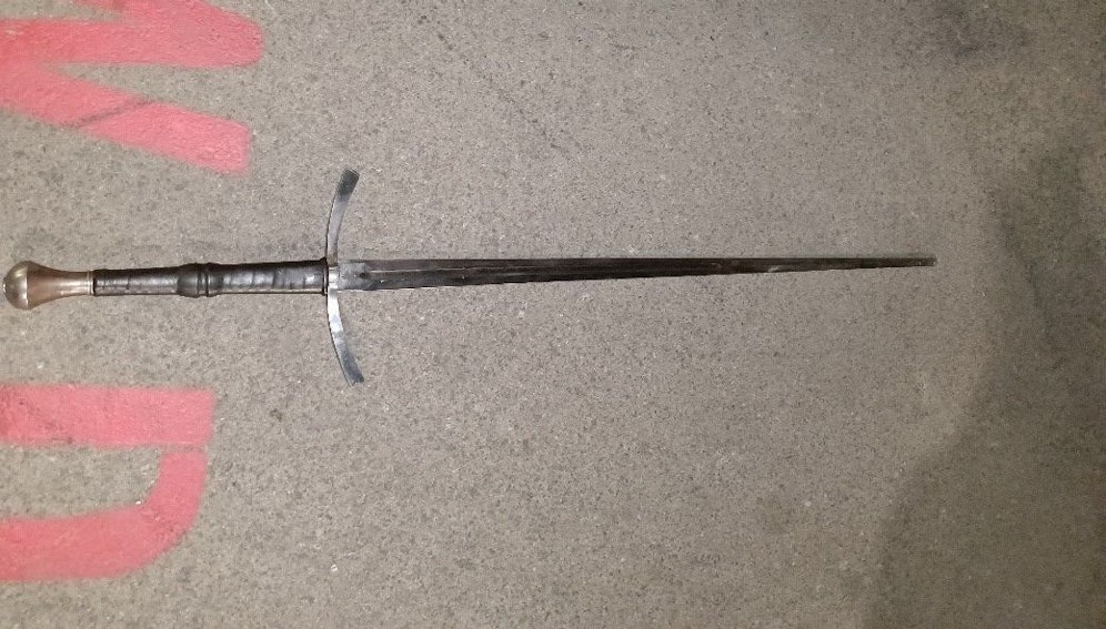 Dieses Schwert stellten die Beamten sicher.