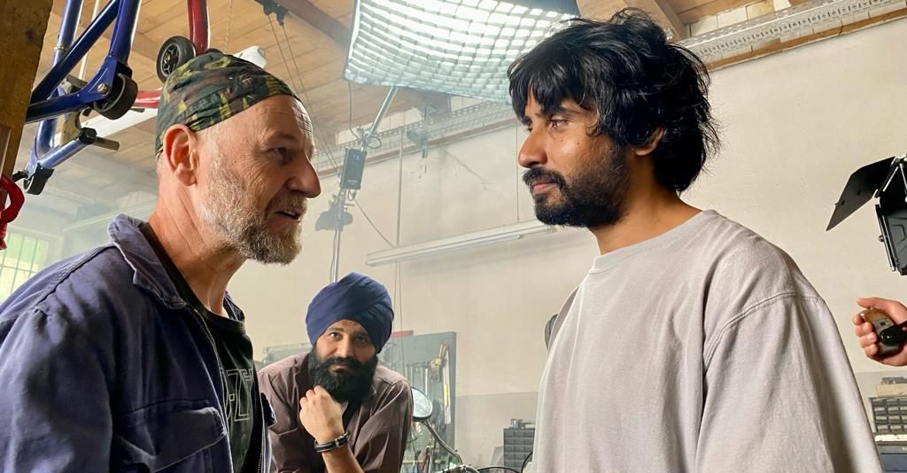 Der Film handelt von indischen Zeitungsträgern in Wien.