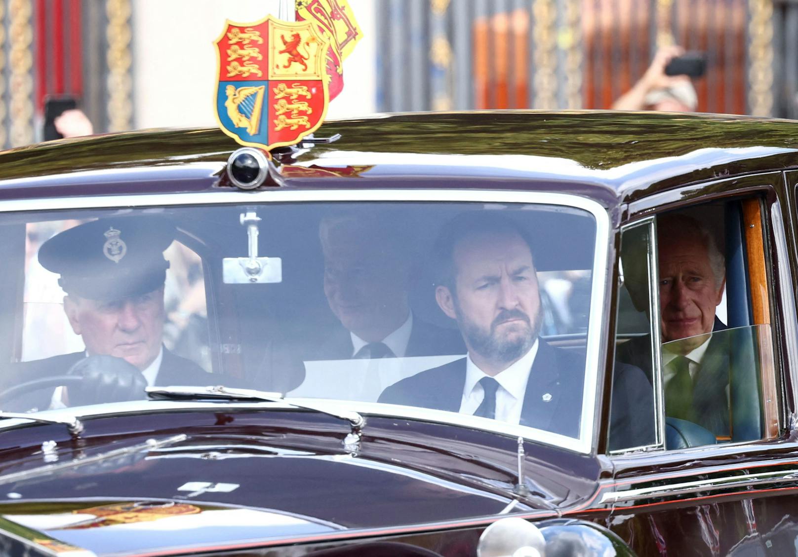 Der König fährt vor dem Buckingham Palace vor.