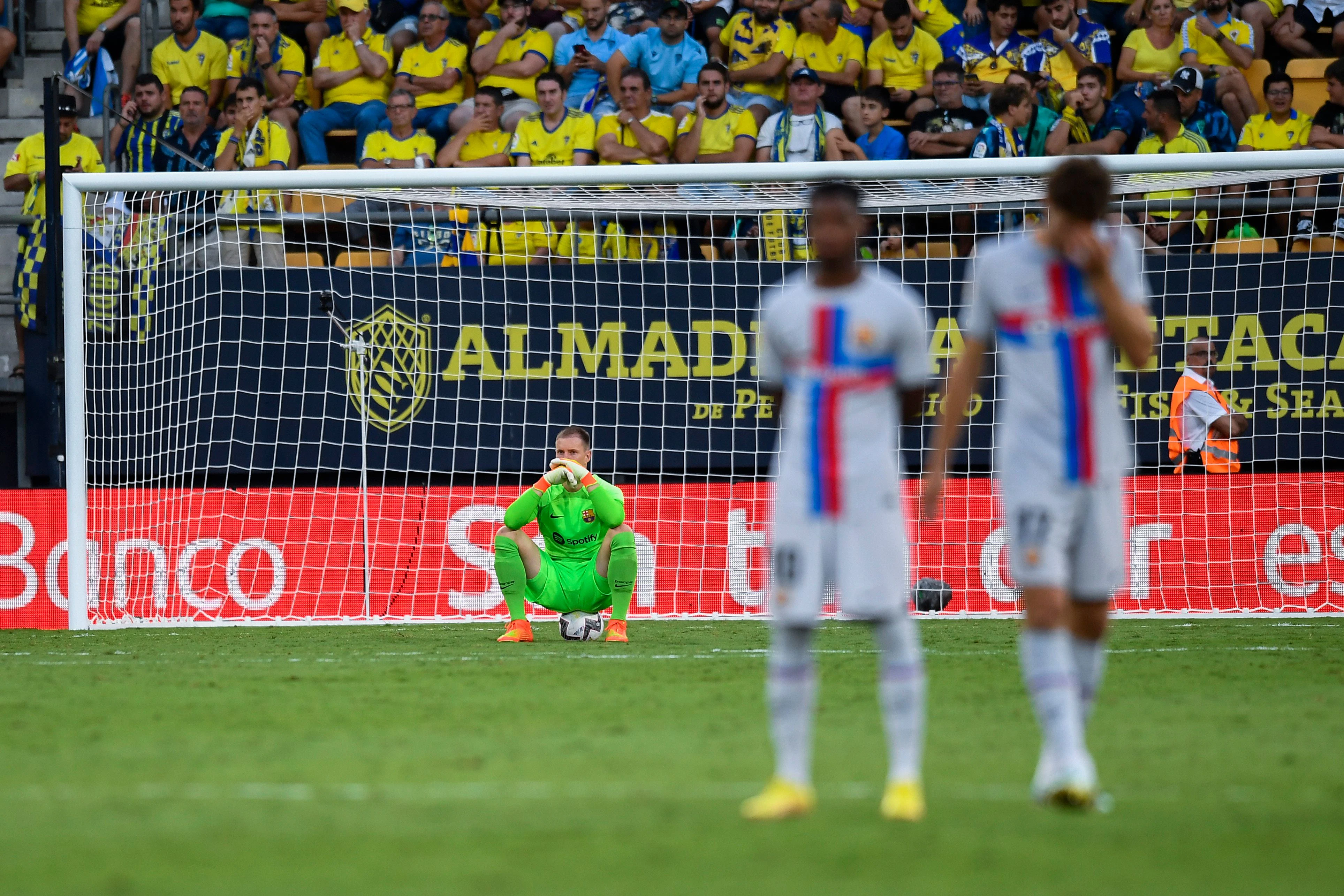 Marc-Andre ter Stegen reagiert in Cadiz bestürzt auf den medizinischen Notfall auf der Tribüne.