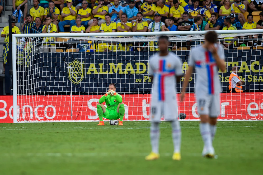 Marc-Andre ter Stegen reagiert in Cadiz bestürzt auf den medizinischen Notfall auf der Tribüne.