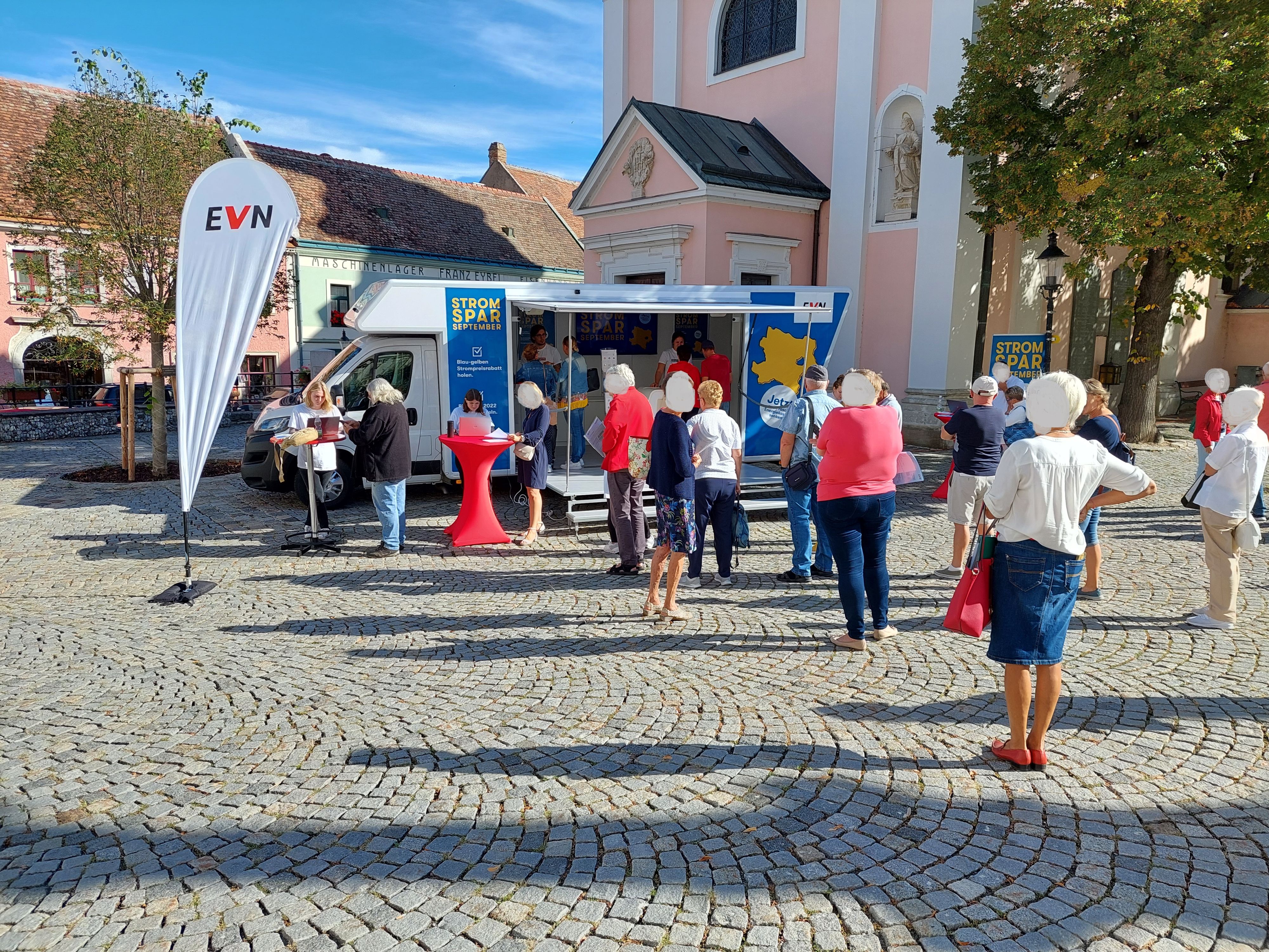 Die Schlange bei der Info-Tour ist immer lang.