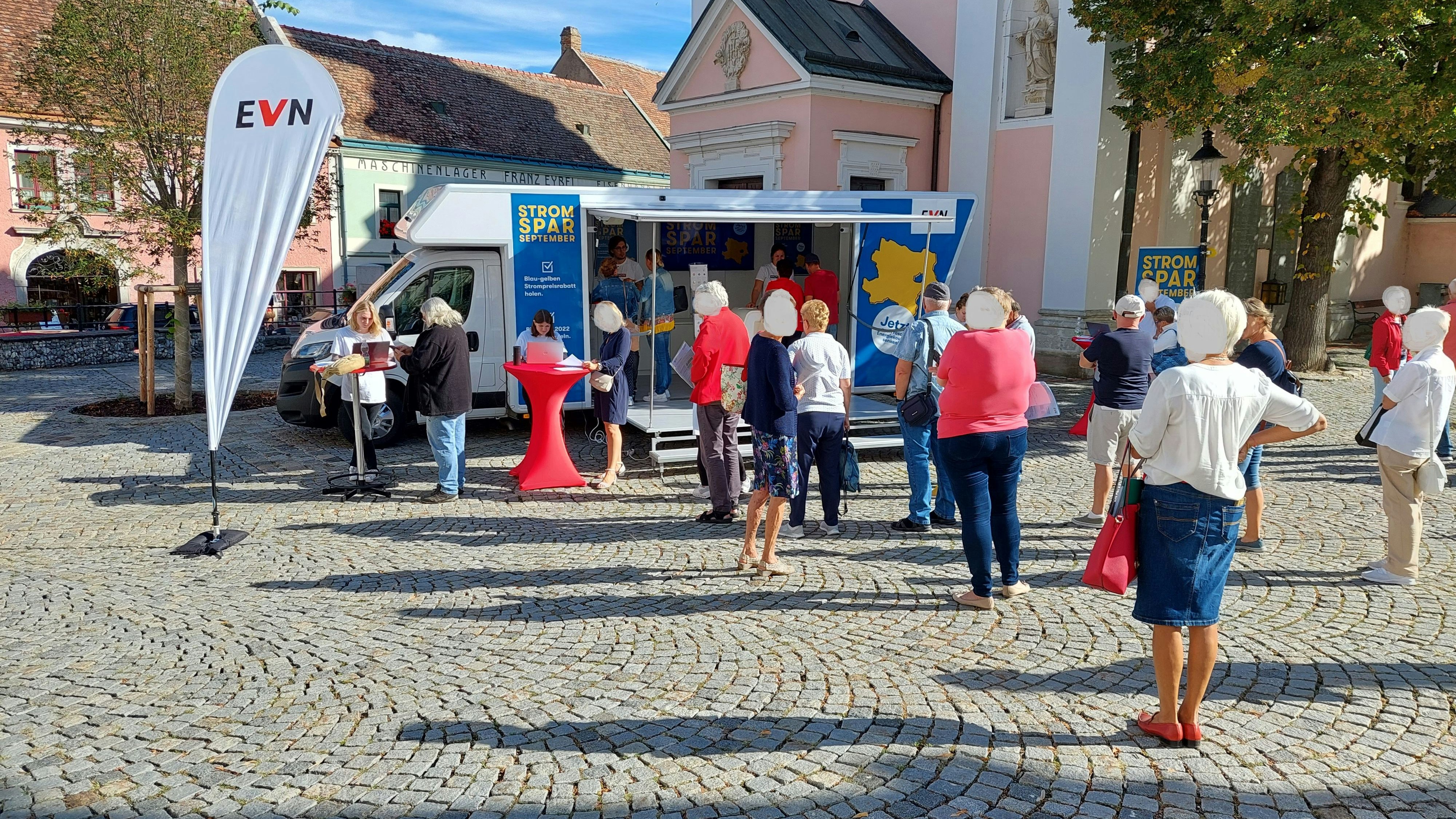 Die Schlange bei der Info-Tour ist immer lang.