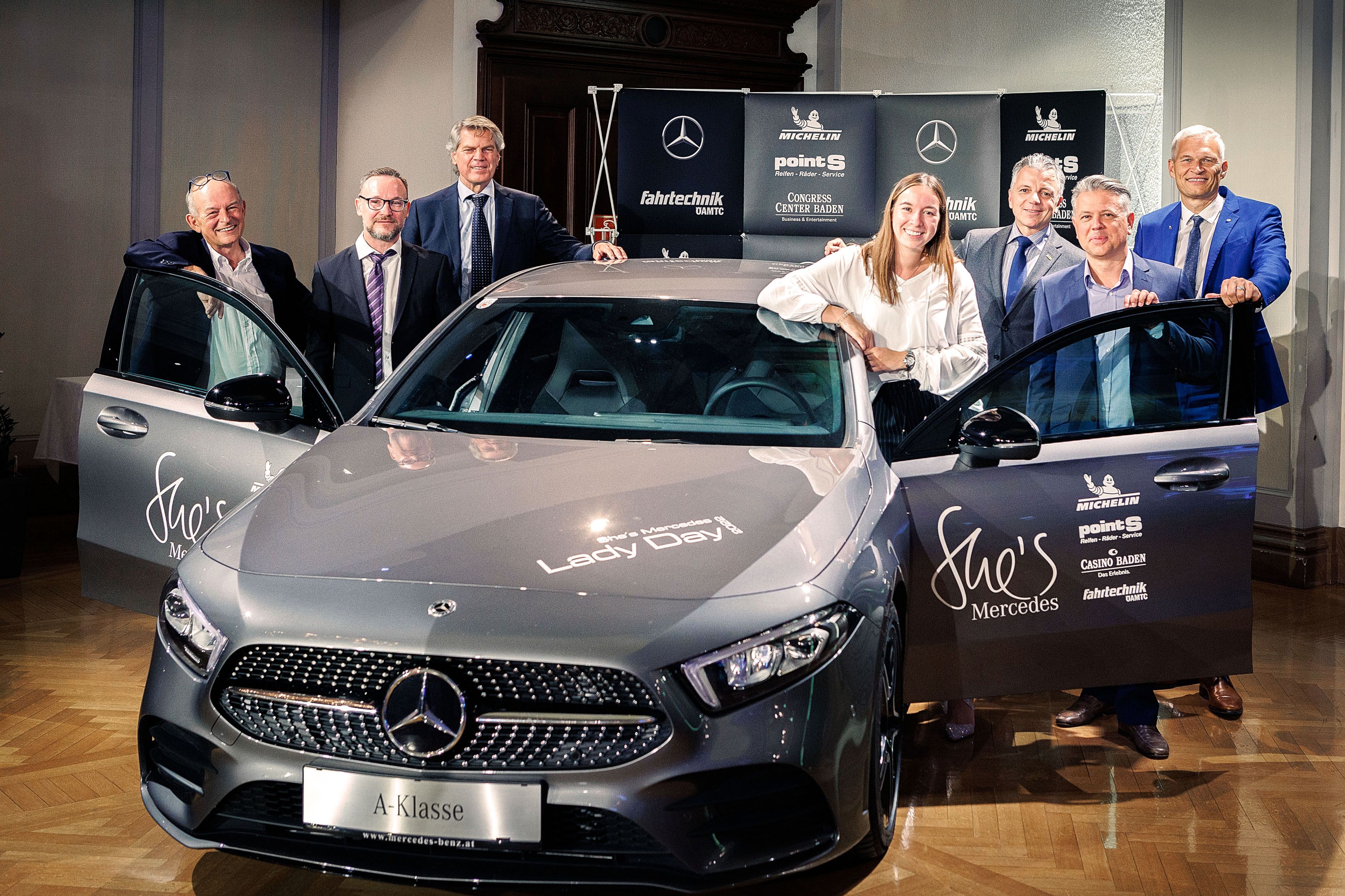 Wolfgang Pelz (Gebietsverkaufsleitung Michelin), Bernd Müller (Einkaufscontrolling Point-S), Karl-Martin Studener (Geschäftsführer ÖAMTC Fahrtechnik), Lena Ungersböck (Gewinnerin She's Mercedes Lady Day 2022), Oliver Schmerold (Direktor ÖAMTC), Bernhard Bauer (Direktor Marketing & Communications Mercedes-Benz Österreich), Harald Brandstätter (Direktor Casino Baden)