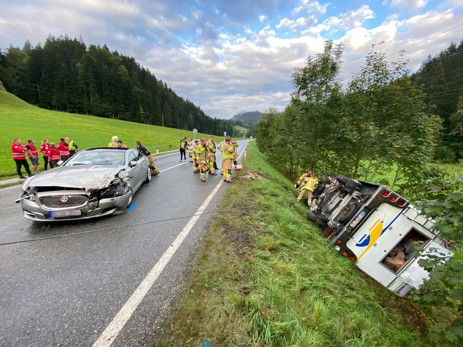 Bei einem schweren Verkehrsunfall in Rettenschöss (Bezirk Kufstein) sind am Sonntag mehrere Personen verletzt worden.