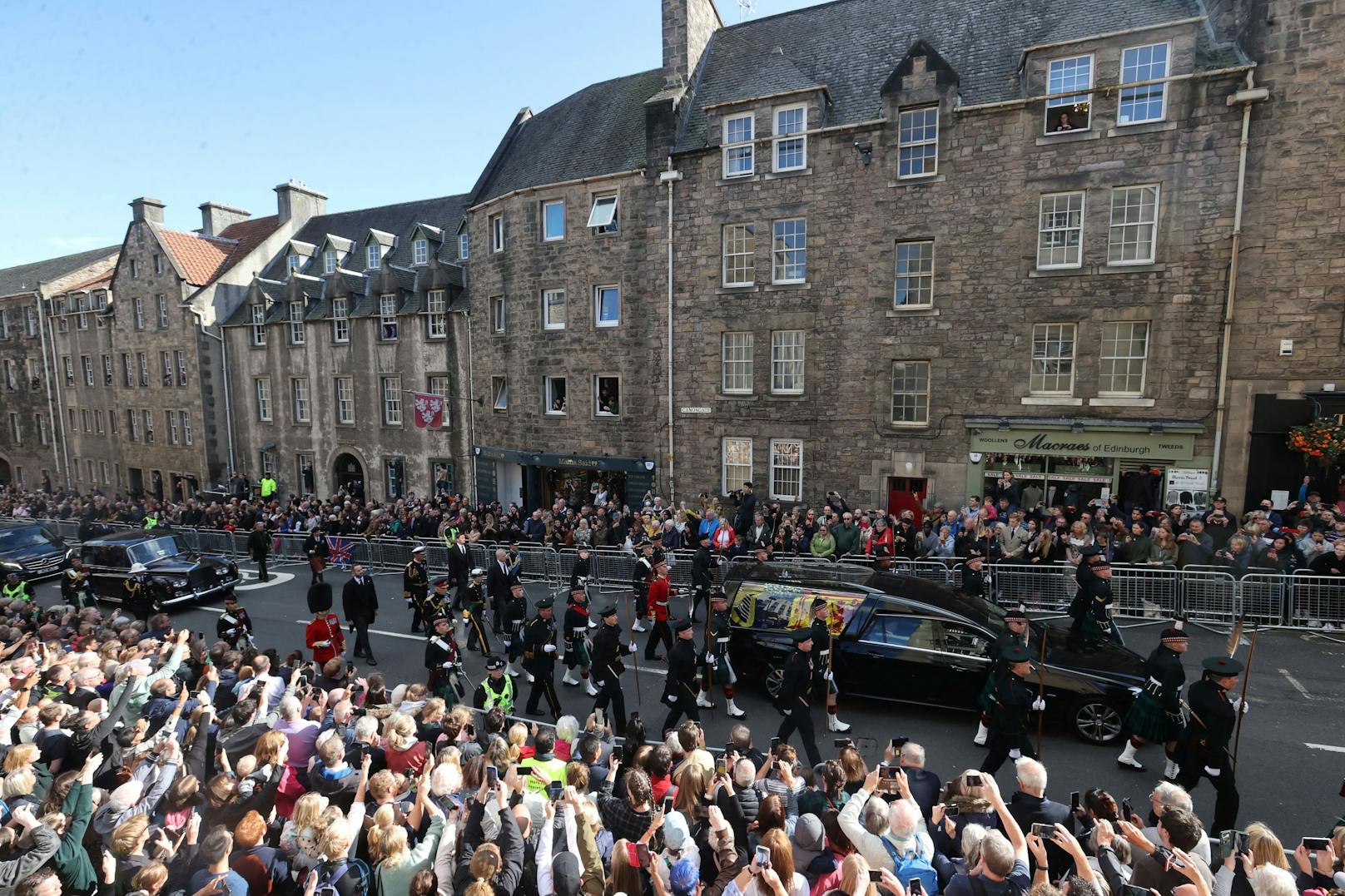 Der Leichenwagen am Weg zur Kathedrale von Edinburgh vor Tausenden Zusehern.
