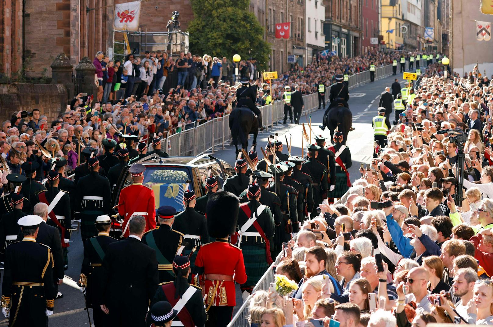 Der Leichenwagen am Weg zur Kathedrale von Edinburgh vor Tausenden Zusehern.