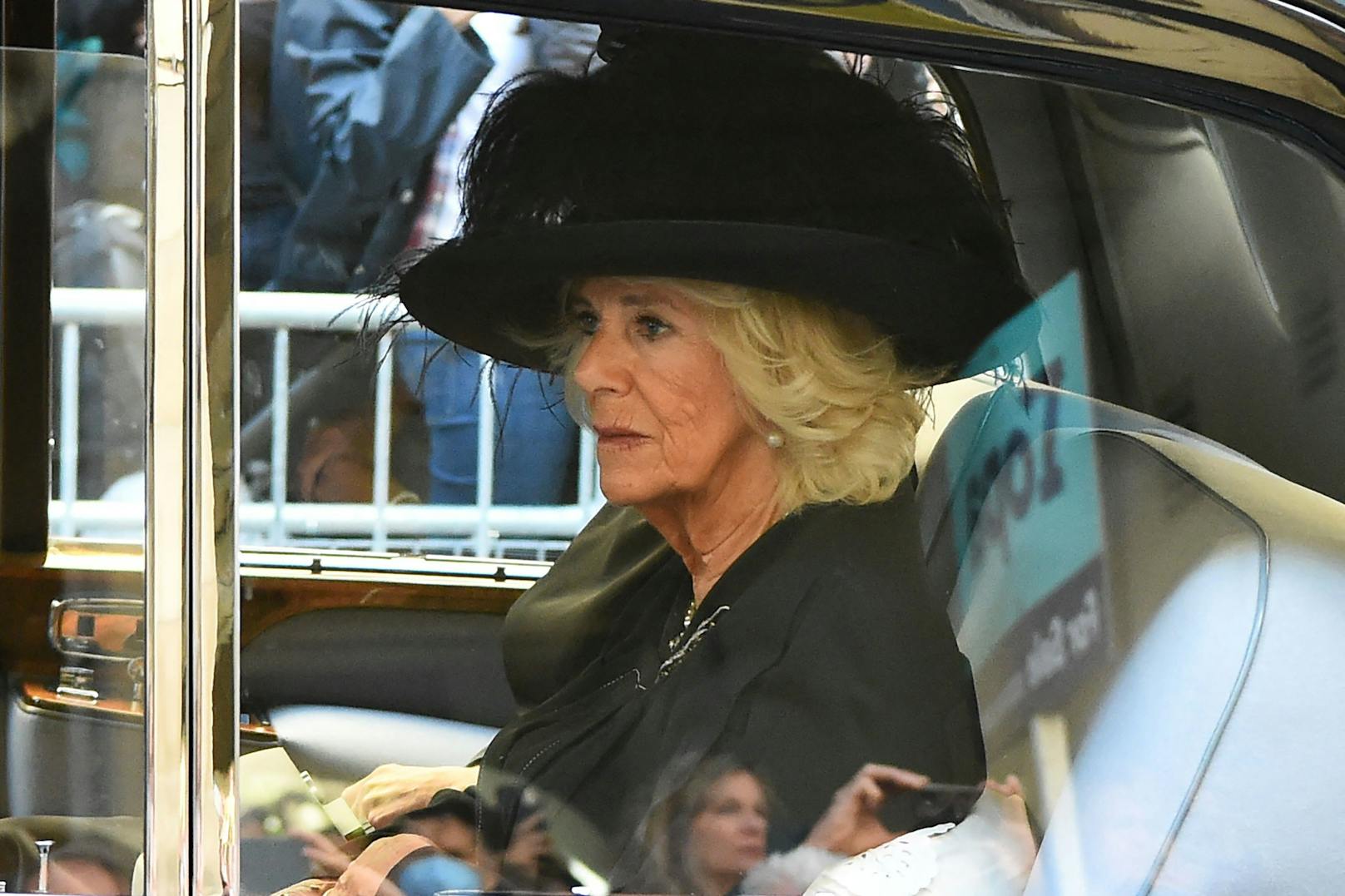 Camilla, Queen Consort, fuhr im eigenen Wagen vor.