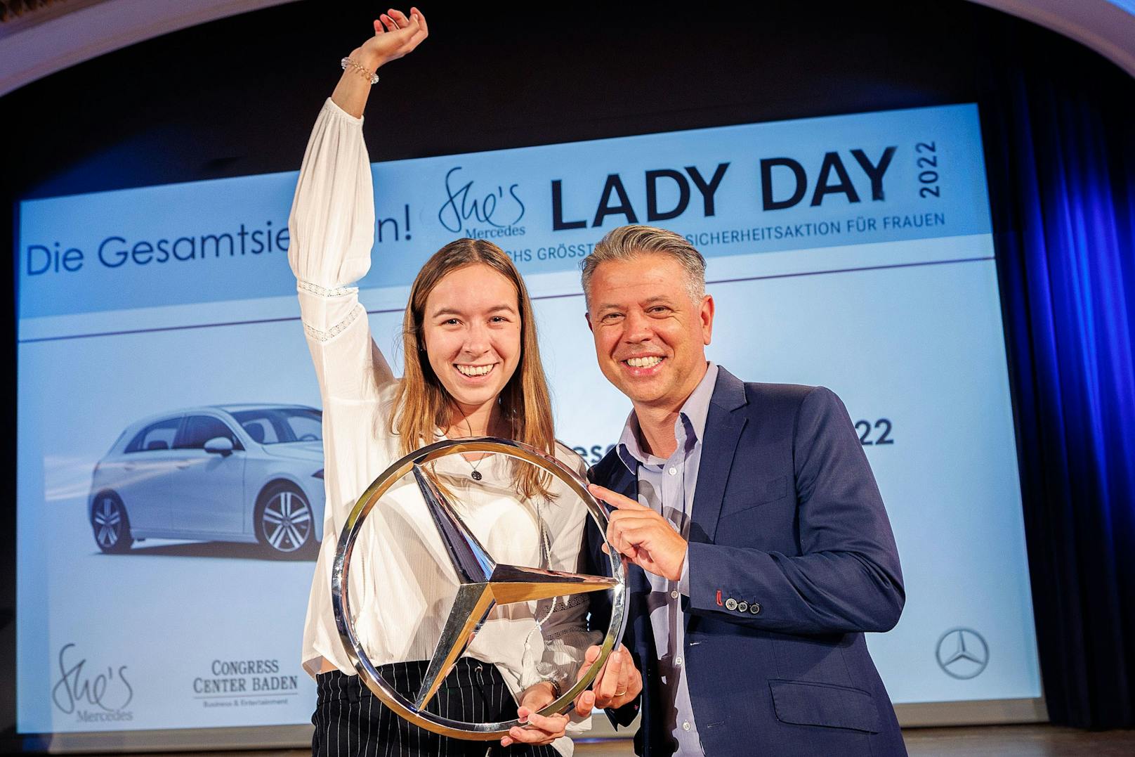 "She's Mercedes Lady Day Siegerin 2022" Lena Ungersböck aus NÖ freut sich über einen Mercedes.