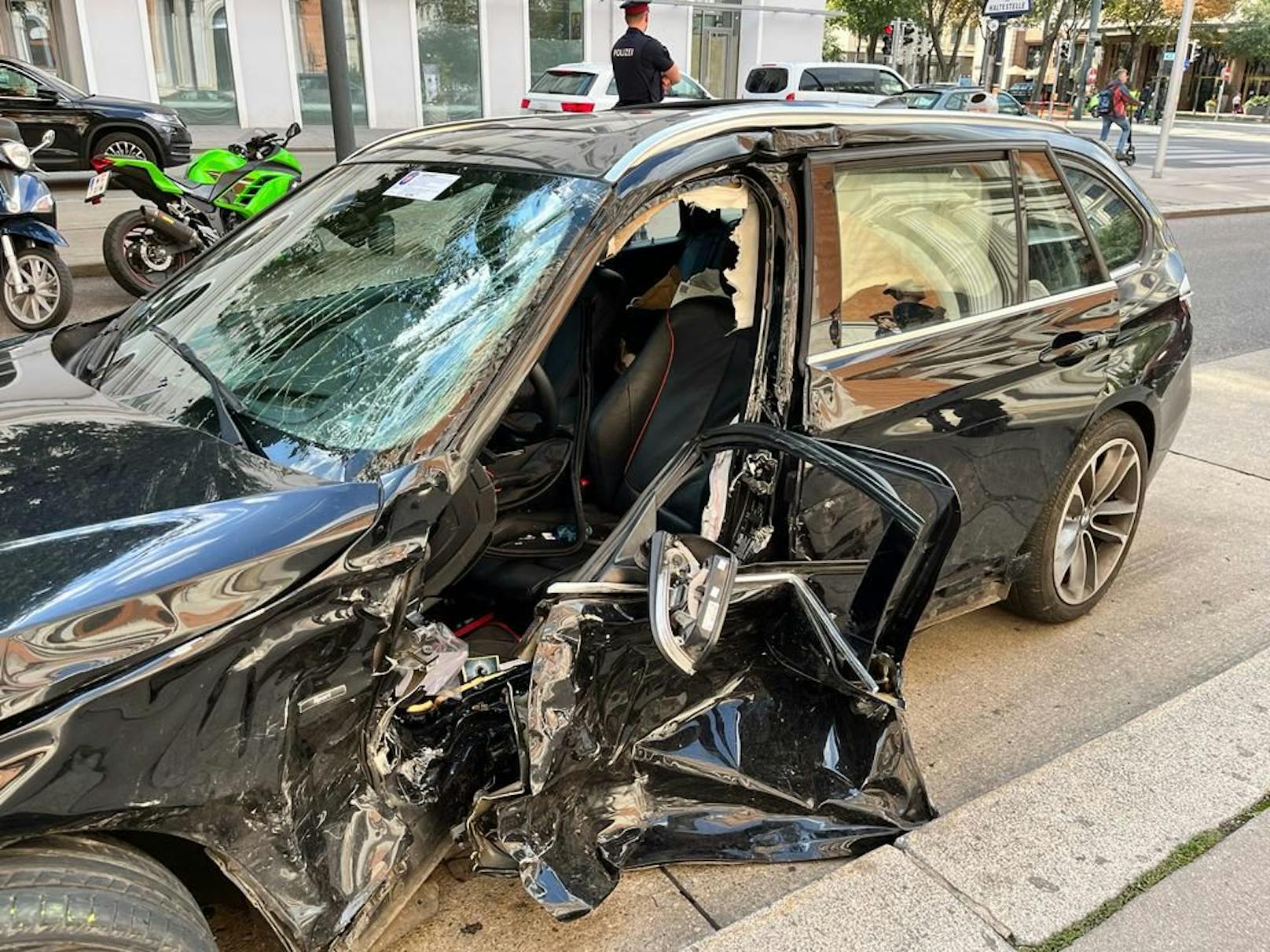 Eine 48-Jährige starb bei Auto-Crash in Wien.