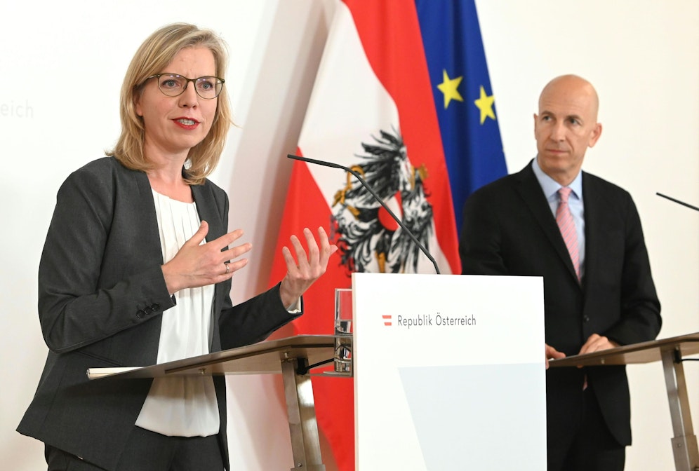 Energieministerin Leonore Gewessler (Grüne) und Wirtschaftsminister Martin Kocher (ÖVP) präsentieren am Montag die neue Energiesparkampagne der Bundesregierung. (Archivbild)
