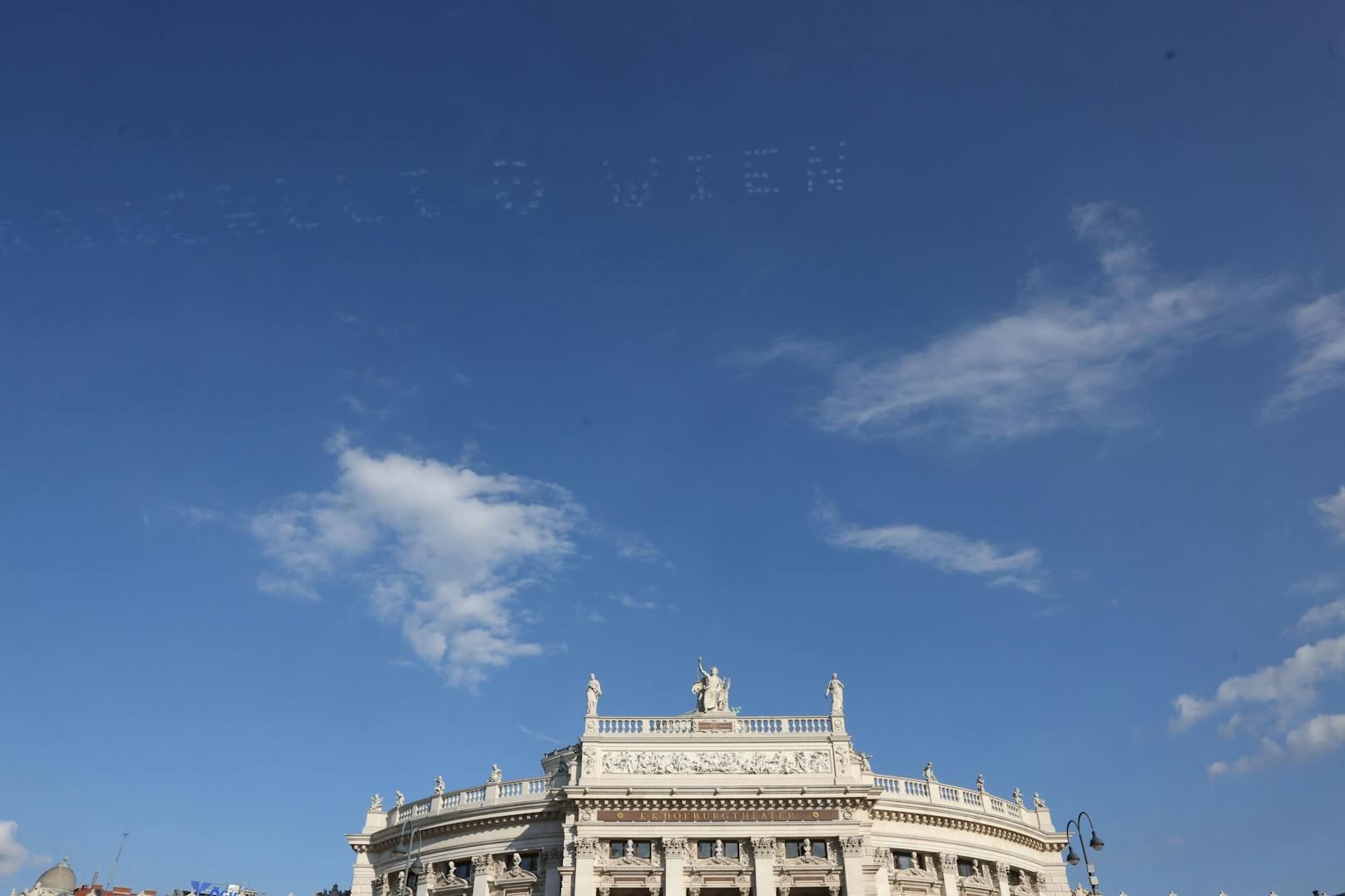 Tausende Wiener staunten am Montag über die Skywriting-Werbung