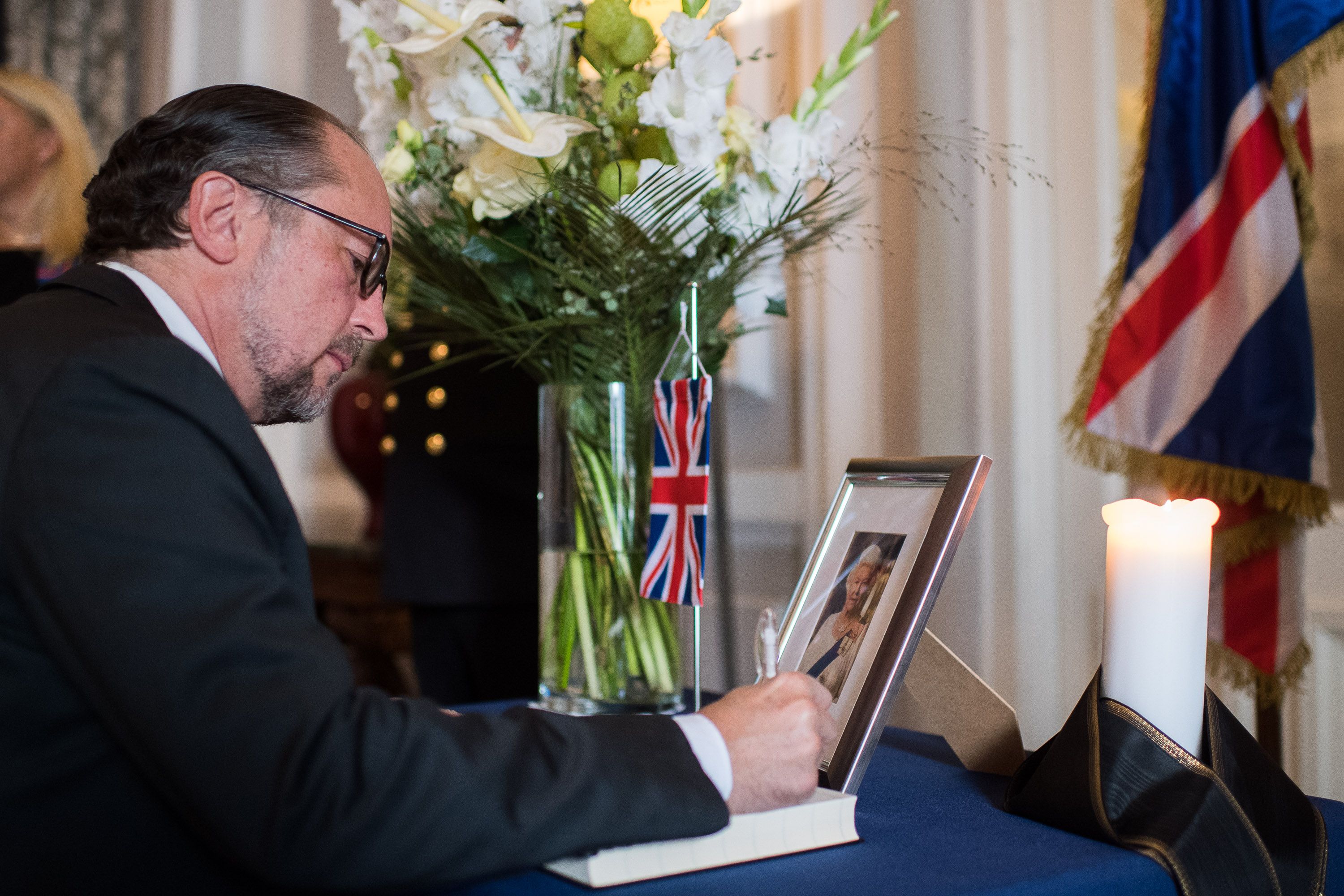 Am 12.09.2022 kondolierte Außenminister Alexander Schallenberg in der britishen Botschaft in Wien anlässlich des Todes von Queen Elizabeth II.