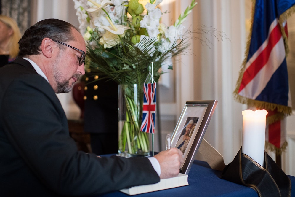 Am Montag, dem 12.09.2022, kondolierte Außenminister Alexander Schallenberg in der britischen Botschaft in Wien anlässlich des Todes von Queen Elizabeth II.