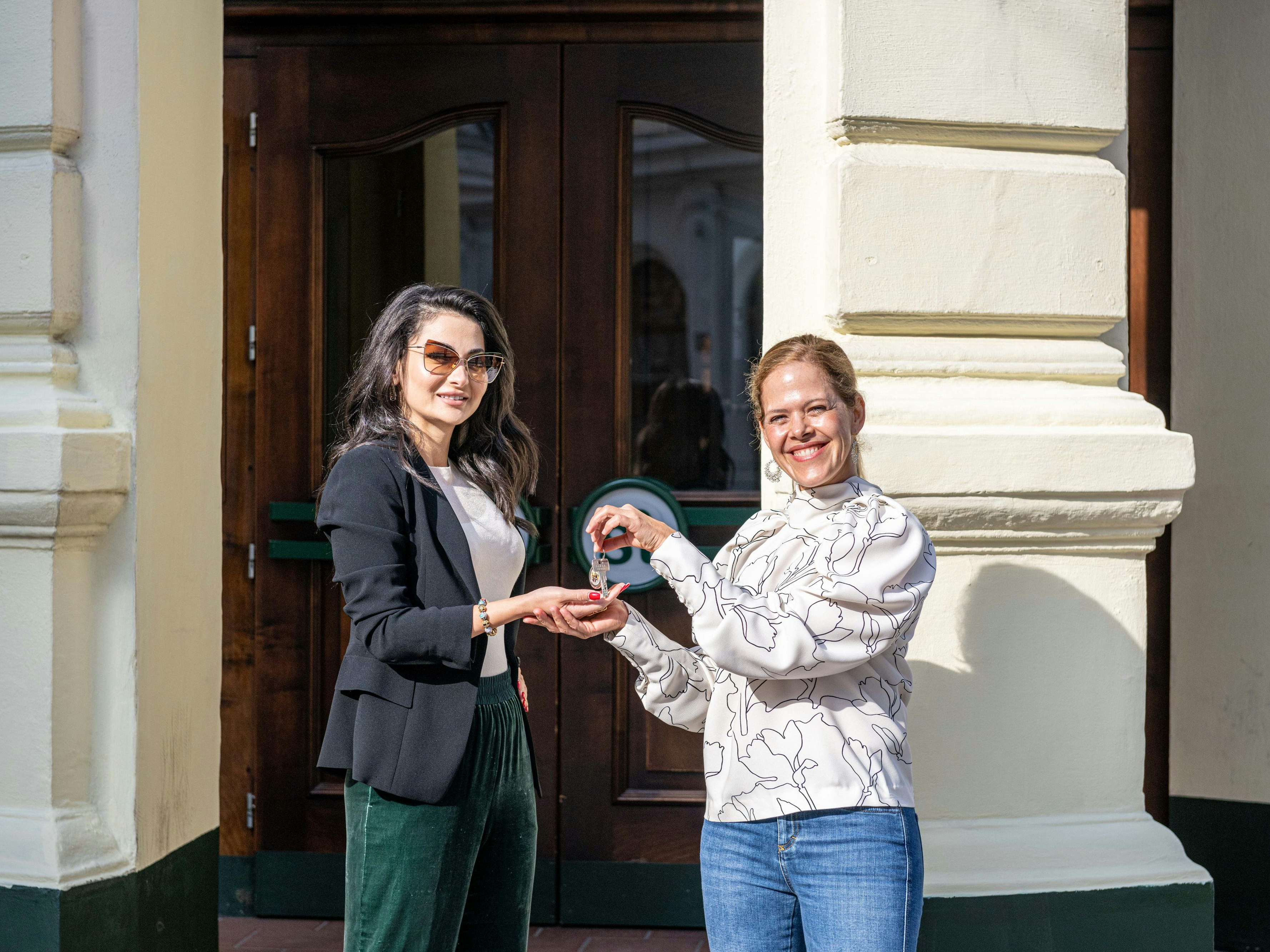 Schlüsselübergabe:&nbsp;Maha Danesh (l.) ist neue Eigentümerin des "Bettelstuden", Jennifer Salchenegger zeiht sich aus dem Betrieb zurück.